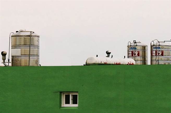 水塔底端剛好與前一棟建築物頂端切齊時，即宛如藥罐擺在桌上(圖/中華堪輿道派、中華易經道派、謝沅瑾命理、民俗文化研究中心 提供)