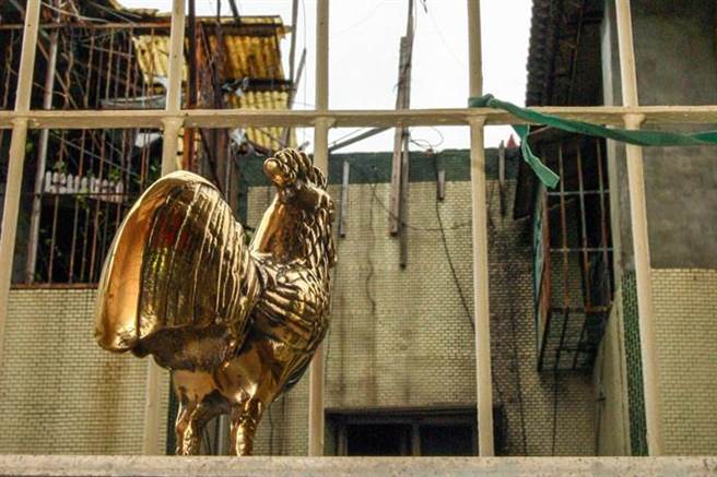 遇到蜈蚣煞（如照片中的魚骨天線），可以擺放銅公雞進行化解(圖/中華堪輿道派、中華易經道派、謝沅瑾命理、民俗文化研究中心 提供)