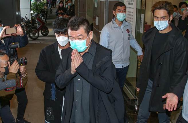 孙德荣率Gino至刘真灵堂哀悼。（吴松翰摄）