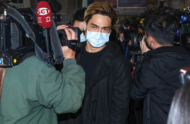 孙德荣率Gino至刘真灵堂哀悼。（吴松翰摄）