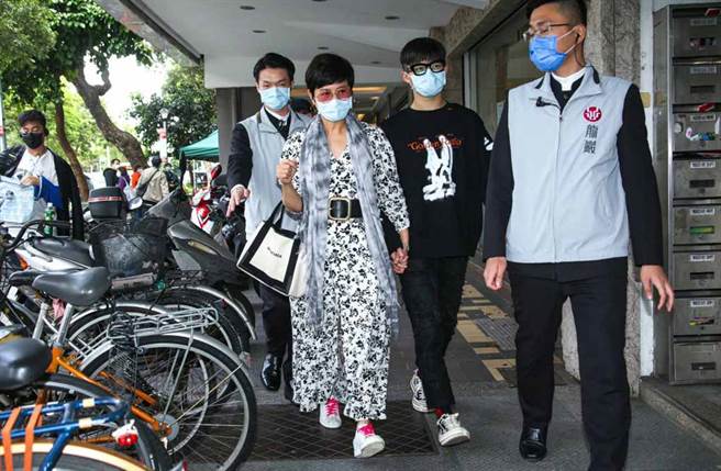 崔佩儀（左二）與兒子貝克宇（右二）現身劉真靈堂。（吳松翰攝）