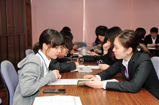靜宜大學日文系並鼓勵學生積極參加辯論、簡報、配音等，全國性的學藝比賽，訓練學生的專業能力及培養其經驗。（陳世宗攝）