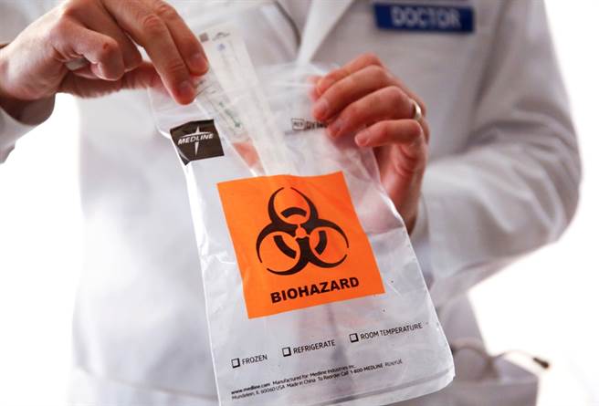 菲律宾卫生官员28日表示，大陆的新冠病毒检测试剂准确度只有40%，逼得陆驻菲大使馆29日发布新闻稿澄清，这批货并非大陆官方捐赠。图为病毒试剂盒资料照。（资料照／路透社）