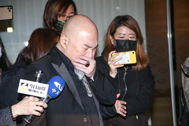 辛龍哀痛掩面。（吳松翰攝）