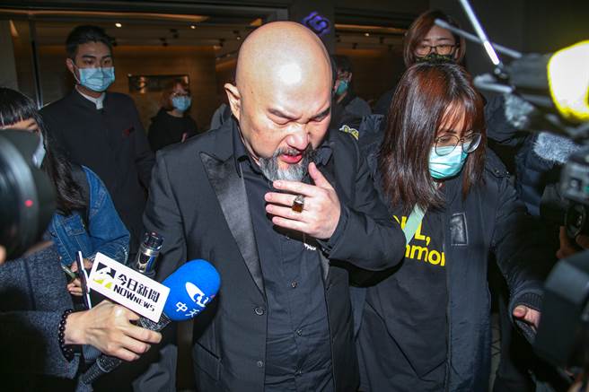 辛龍憔悴離開劉真靈堂。（吳松翰攝）