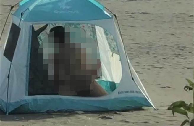 情侶在漁光島沙灘上搭起帳棚做愛，影片被瘋傳後因涉刑法，已被緊急刪除。（翻攝畫面／程炳璋台南傳真）