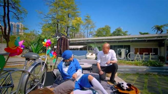 图为艺人黄明志（左）日前与高雄市长韩国瑜（右）在J cafe拍摄高雄观光主题曲MV《来去走走》。（翻摄自YouTube）