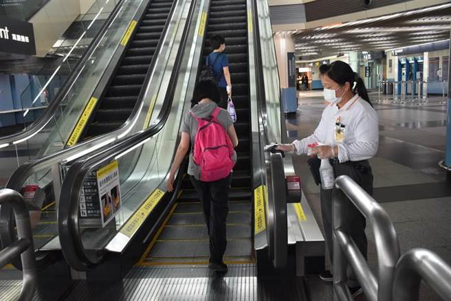 嘉義高鐵站落實消毒工作。（資料照片，呂妍庭攝）