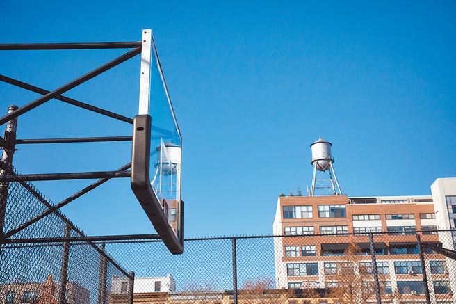 这是3月27日在美国纽约拍摄的一个被拆掉篮筐的篮板。 近日，纽约市拆除了数十个篮球场的篮筐，以防止「居家令」期间人们到篮球场打球，减少公眾聚集的可能性。 (新华社)