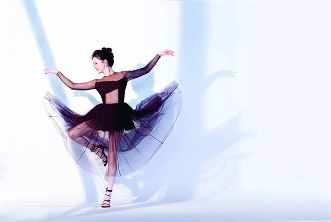 劉真今早「羽化成仙」，弟弟護送。（圖／時報出版提供）