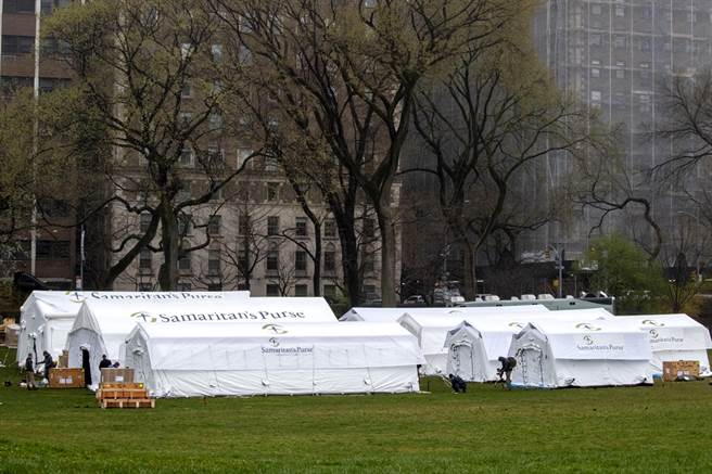紐約新冠肺炎感染人數持續激增，中央公園已被改建為野戰醫院。（圖／美聯社）