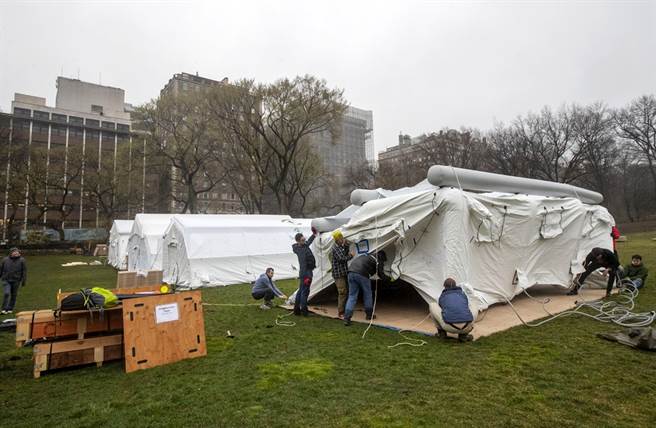 紐約新冠肺炎感染人數持續激增，中央公園已被改建為野戰醫院。（圖／美聯社）