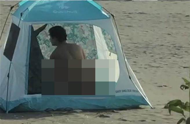 情侶在海邊帳篷內作愛影片網路瘋傳，另一張「海上視角」拍到長髮女主角赤裸下半身「曬鮑」（翻攝畫面／程炳璋台南傳真）