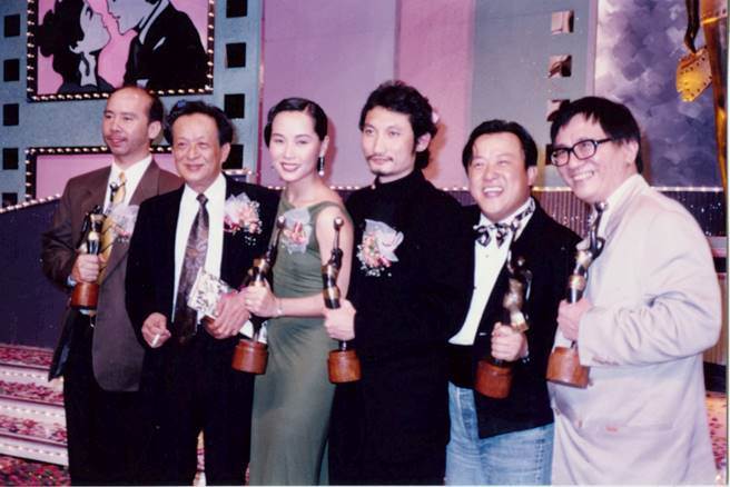 關海山（左2）在1992年與曾志偉、徐克、葉童等人，一同出席的11屆香港電影金像獎。（圖／本報系資料照片）