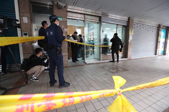 台北市大直板信銀行30日上午10點半左右發生一起持槍搶案，警方發現搶匪在8點多就趁司機下車尿尿時竊走一輛計程車，1小時後就用來犯案。（劉宗龍攝）