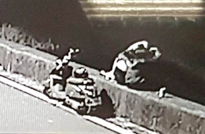 离奇溺毙兰潭水库的小情侣，生前曾在堤岸上比爱心手势。（吕妍庭翻摄／嘉义传真）（全国各县市自杀防治专线0800-788-995）

