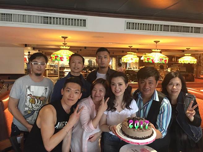 2017年任月琴與舞者為劉真過生日。（吉帝斯整合行銷提供）