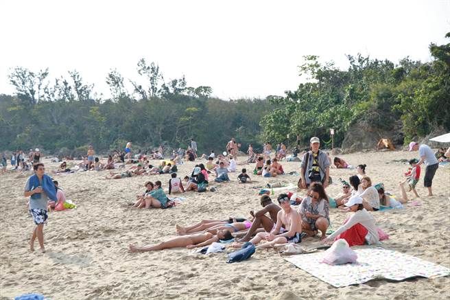 许多人趁连假开心出游，但人潮拥挤的画面，让第一线的医事人员情绪掉到谷底，因为连假潮结束后还需小心鑑别看病者是否藏有新冠病例。（本报系资料照／谢佳潾摄）