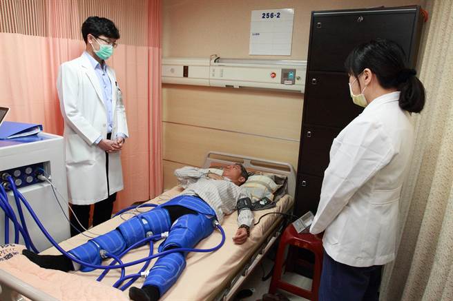 員榮醫院表示，體外反搏治療機是透過三條壓脈帶固定在小腿、大腿及骨盆位置，在心臟舒張期加壓，將下半身的血液重新灌入心臟血管內，促進心臟血管的新生，達到治療心血管的目的。(吳建輝攝)