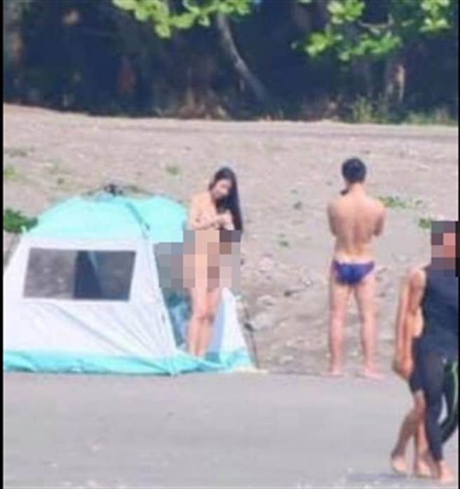小帳篷口站了一名長髮疑似一絲不掛的女子被人從海上拍下取景。(翻攝自臉書爆料公社)