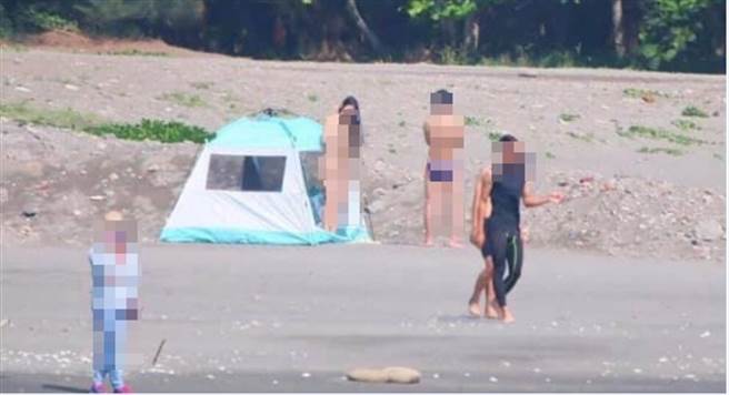 小帳篷口站了一名長髮疑似一絲不掛的女子被人從海上拍下取景。(翻攝自臉書爆料公社)