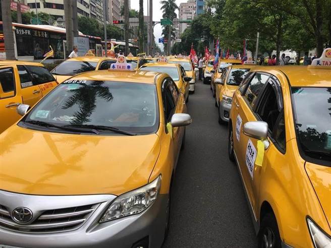 计程车司机对高雄路平表达看法。（图／本报资料照）