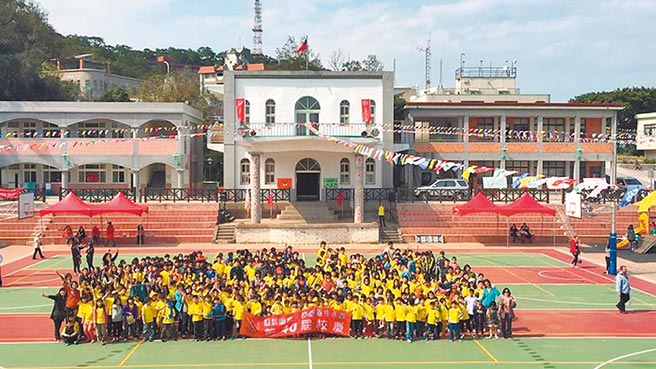 連江縣介壽國中小29日適逢45周年校慶，因新冠肺炎疫情，校方取消校慶運動會，透過網路推出歷屆畢業紀念冊、學生才藝、生活影片回顧。（介壽國中小提供／葉書宏連江傳真）