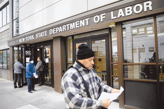 美勞工部發布上周初次申領失業救濟金報告，人數高達328.3萬人，是1982年全球經濟危機時期最高紀錄的近5倍之多。圖為紐約州勞工部。（圖／美聯社）