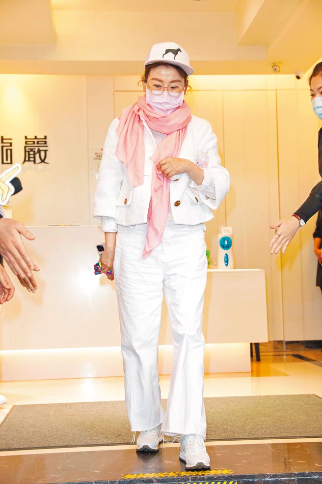 蓝心湄昨走出刘真灵堂，神情哀戚。（石智中摄）