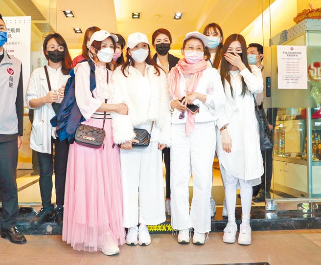 蓝心湄（右二）昨带着《女人我最大》的来宾班底，一起穿着刘真生前最爱的白色、淡粉色装扮前往吊唁。（石智中摄）