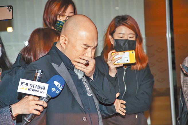 辛龙昨晚步出爱妻灵堂时，当场崩溃。（吴松翰摄）