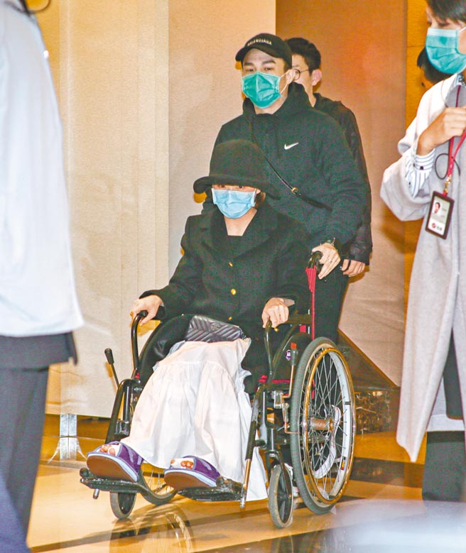 Lulu昨坐轮椅到追思灵堂，盼鼓励辛龙。（吴松翰摄）