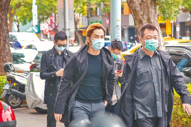 Gino（左）、孙德荣昨到刘真追思灵堂致意。（吴松翰摄）