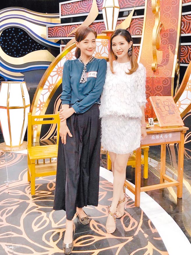 何妤玟（左）去年录影时与刘真开心合影。（何妤玟提供）