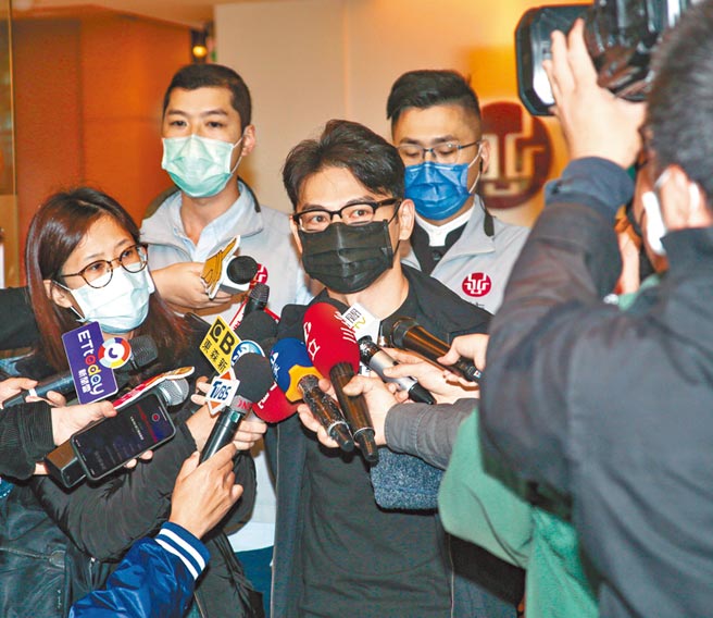 阿Ken（中）昨至刘真追思灵堂，盼给辛龙正面力量。（吴松翰摄）