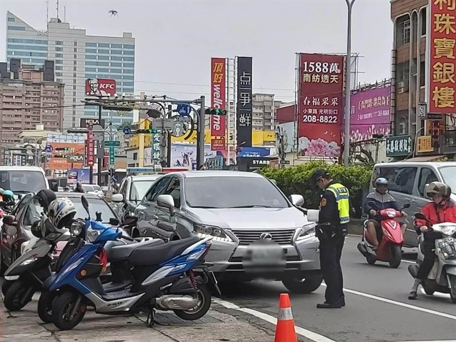 台南市警方在重點路段執行交通大執法，取締違規案件，也讓每日事故傷亡數字明顯下降。（台南市警察局提供／莊曜聰台南傳真）