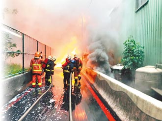 油管爆裂溢上路面 釀火燒車
