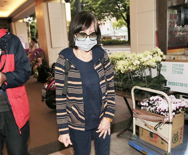 刘妈妈憔悴步出灵堂。（卢祎祺摄）