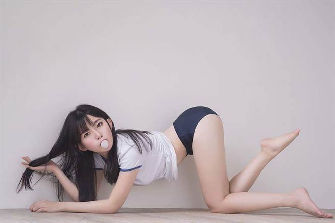 玩游戏太嗨 隐乳女神阿乐掀衣全曝光(图翻摄自IG/alephant_0427)