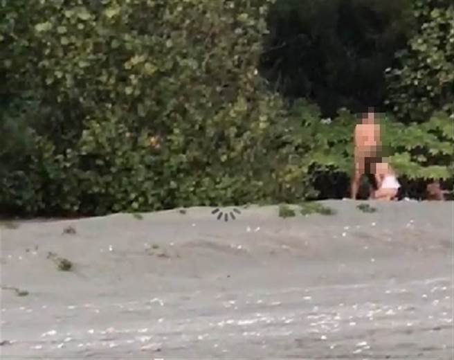 女主角露天「吸蛇毒」再战沙滩。(翻摄自影片)