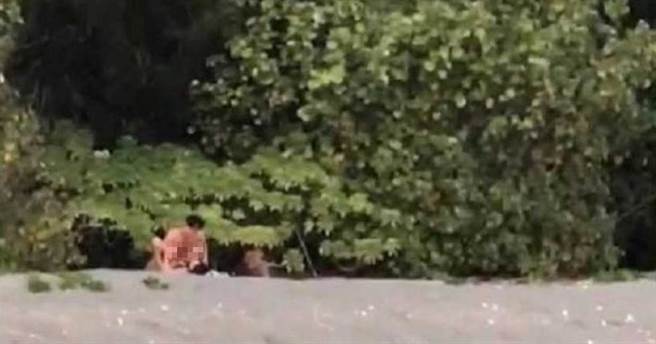 男女主角露天再战沙滩。(翻摄自影片)