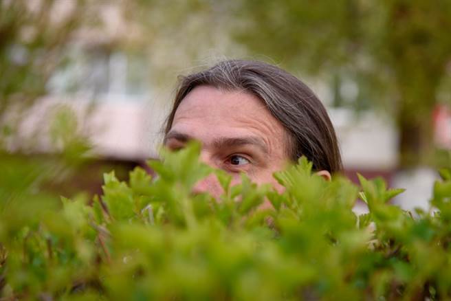 英国居家防疫 女惊见邻居扮树人路上翻滚(示意图/达志影像)