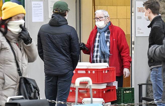 欧洲民眾一向没有戴口罩习惯，但这次新冠疫情太过严重，已有些国家开始劝导民眾在公共场所佩戴口罩，部分城市甚至已准备强制执行特定场所戴口罩的规定。图为开始戴口罩的德国埃森市民眾。（图／美联社）