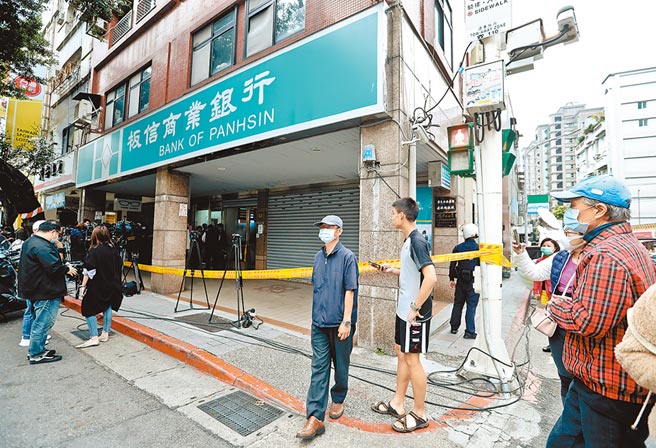 台北市大直板信銀行30日發生一起持槍搶案，警方在現場圍起封鎖線，民眾好奇觀看。（劉宗龍攝）