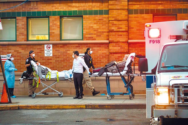 谢宗学指出，如果连假后疫情大爆发，台湾努力已久的防疫结局就会跟其他国家一样，说不定还会更惨；图为美东时间28日，医护人员将病人送往纽约布鲁克林一家医院的急诊室。（图／新华社）