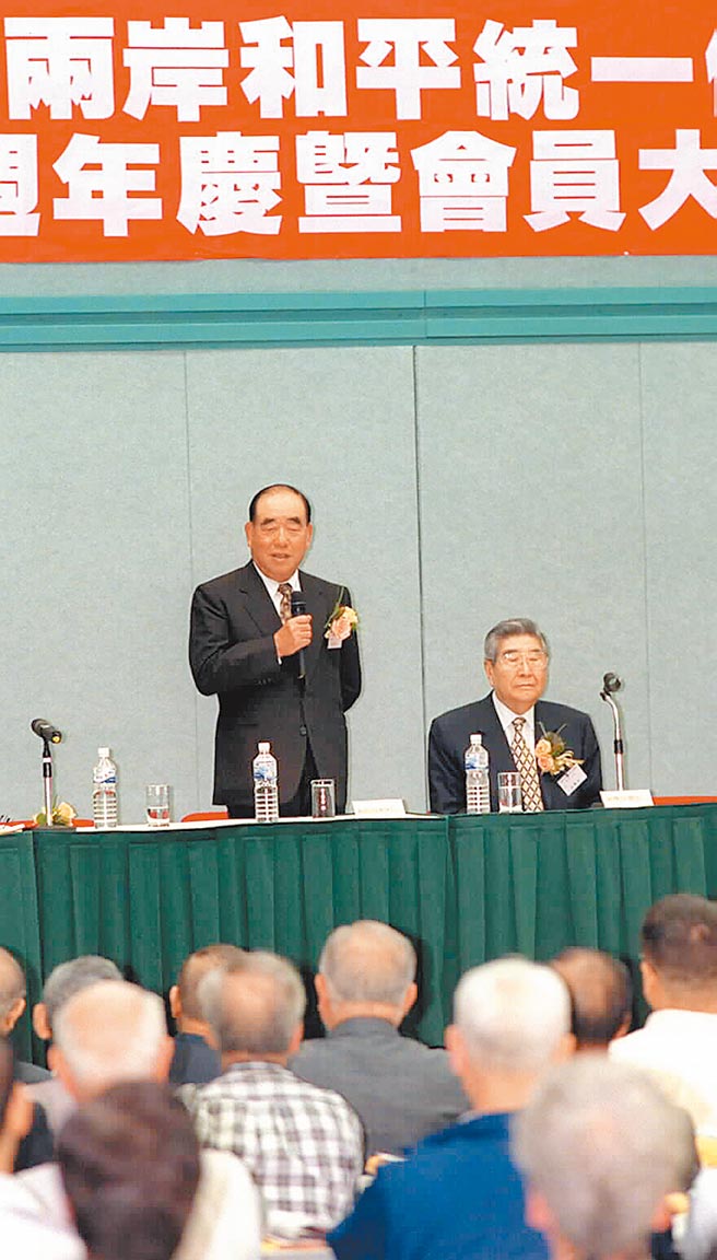 1999年4月18日，郝柏村參加兩岸和平統一促進會會員大會，並在會中講述大陸之行的收穫與感想。（本報系資料照片）