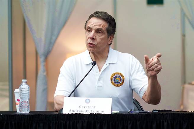 31日纽约州新冠肺炎防疫记者会的焦点被州长古莫的「胸前2点穿环」形状抢走。图为古莫28日召开记者会的资料照。（资料照／shutterstock）