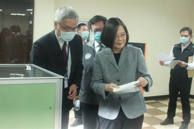 英媒《金融时报》指出，面临新冠肺炎袭卷全球，台湾欲捐欧美等疫情严重地区上千万口罩协助抗疫，但此举恐激怒大陆。图为总统蔡英文视察口罩国家队熔喷不织布原料量产状况。（本报资料照）