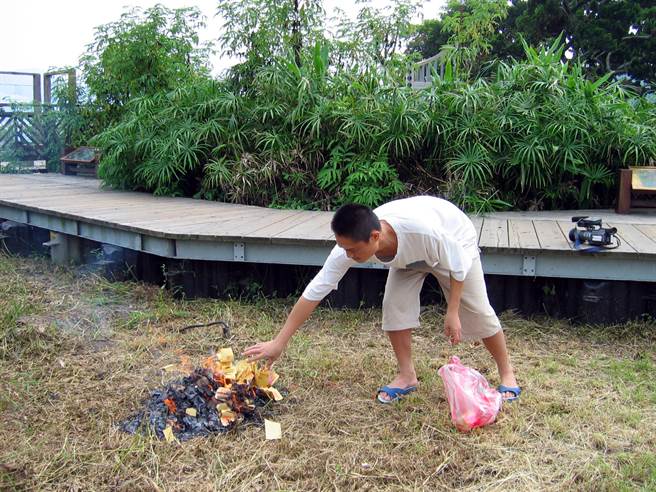 发现尸块而协助警方侦破潘阿爱三母女命案的黄姓男子，事后仍不忘抽空上光华岛烧香祭拜亡灵。（中时资料库）