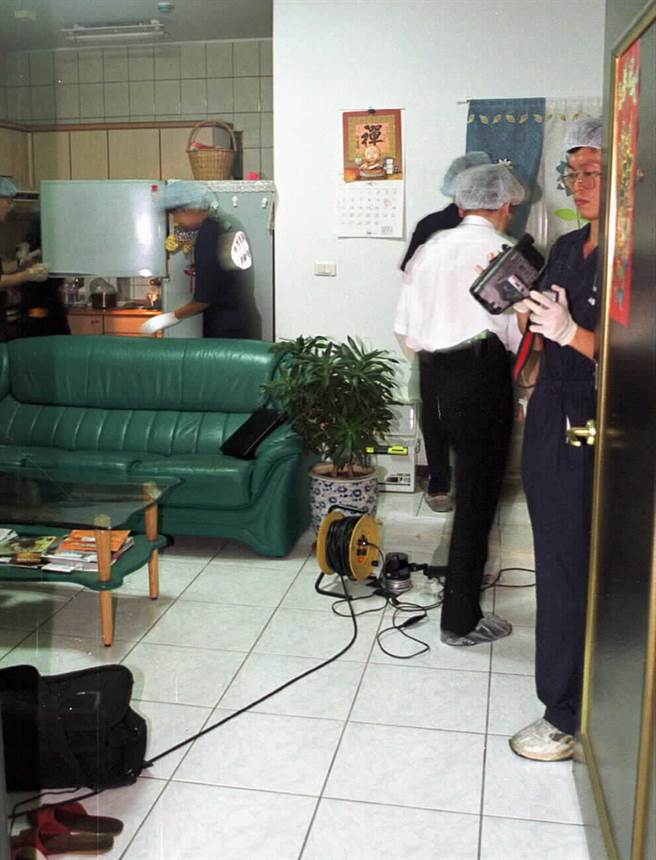 刑事局鑑识小组案发后连夜在命案第一现场的冰箱及浴室展开案情大模模的搜索工作。(中时报系资料库)